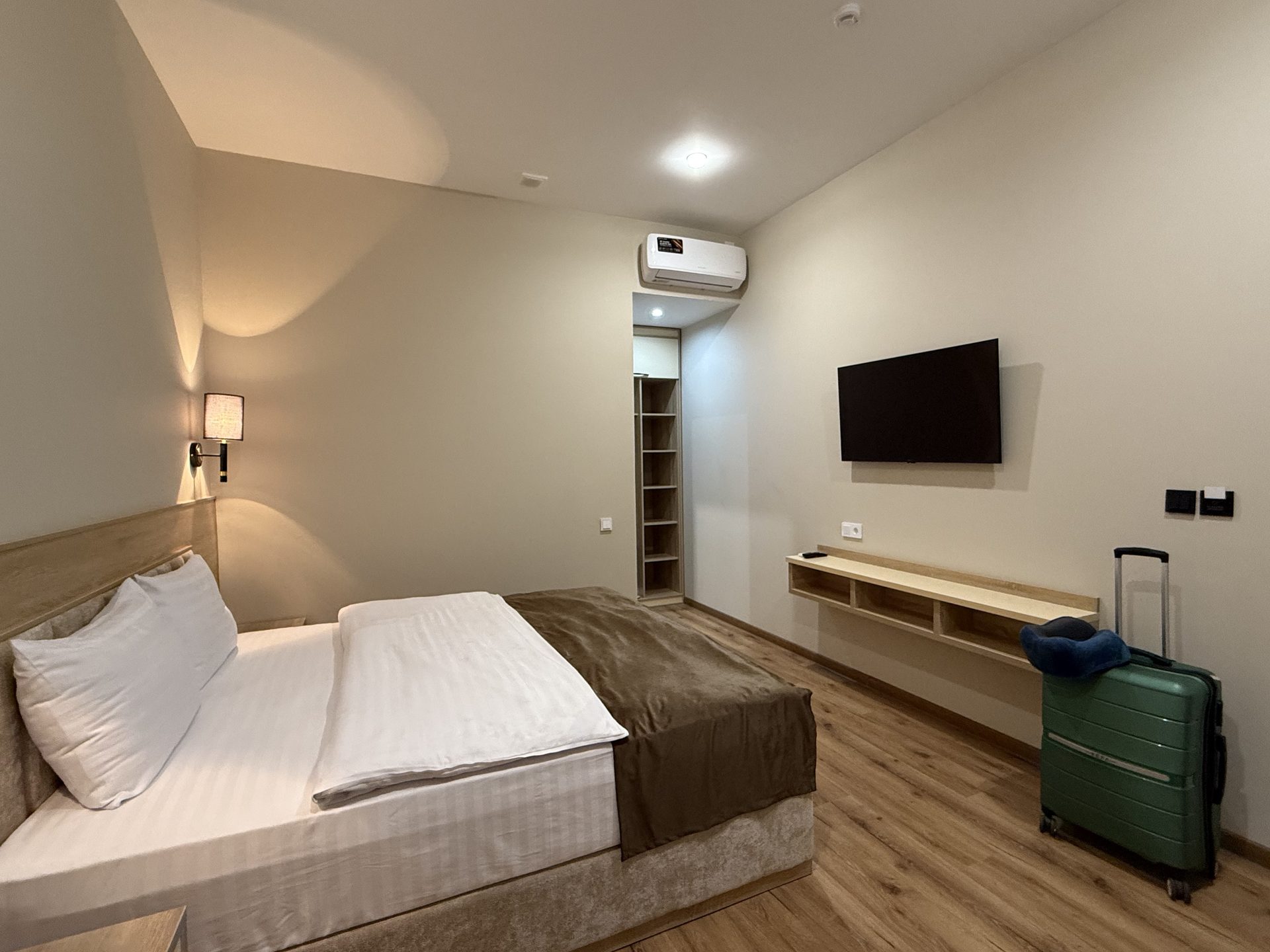Deluxe room with one bed and garden view - Photo 2